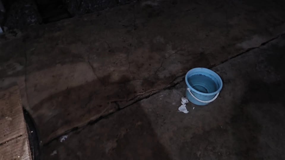 ดำรง: "ผมกำลังนอนจงกลมวิปัสสนากรรมฐานอยู่ พ่อไม่น่ามาเรียกเข้าบ้านเลยครับ" 1