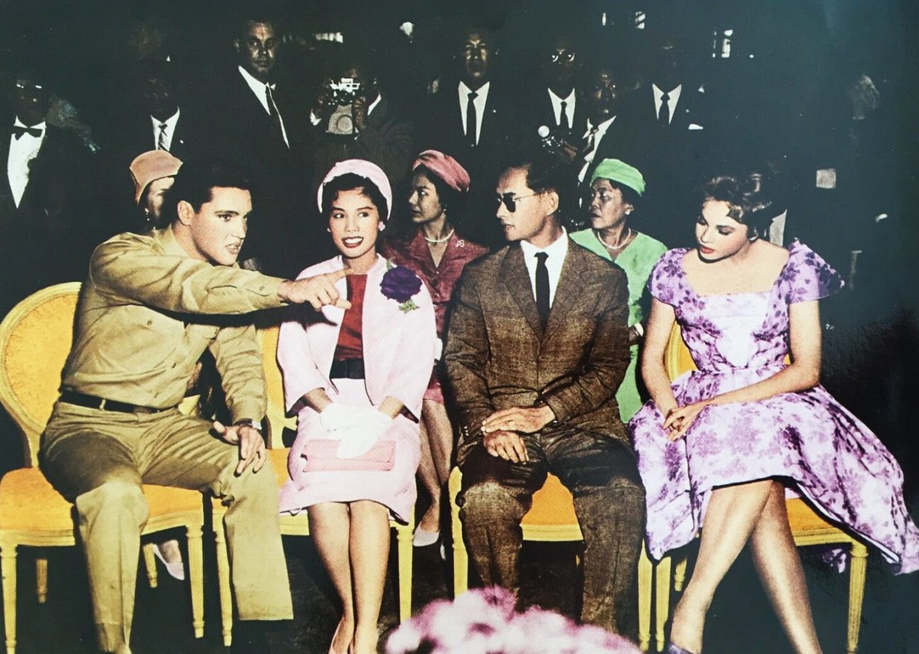 ภาพนี้เป็นภาพพระบรมฉายาลักษณ์ของในหลวงรัชกาลที่ 9 และสมเด็จพระพันปีหลวง ขณะเสด็จ 1